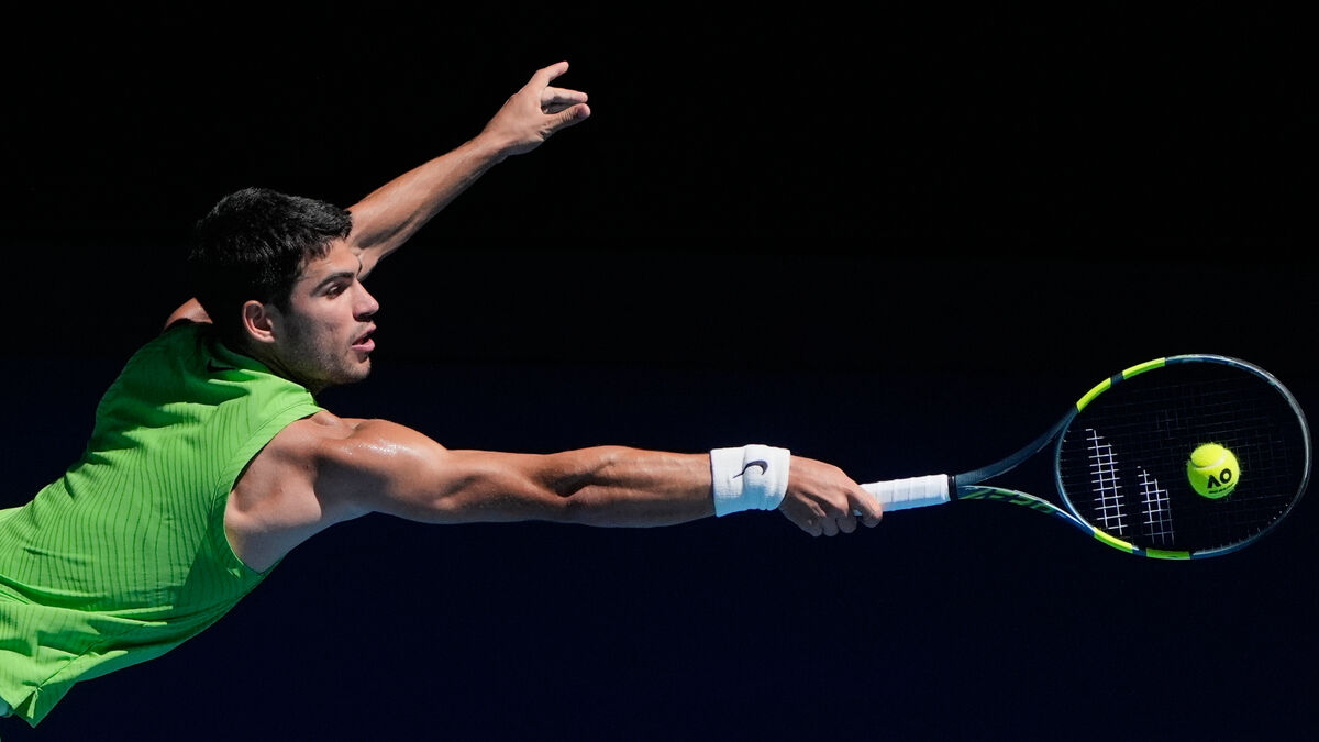 Alcaraz advances at Australian Open, wins in straight sets