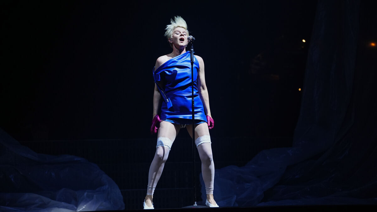 Robyn gives fans a singalong-filled