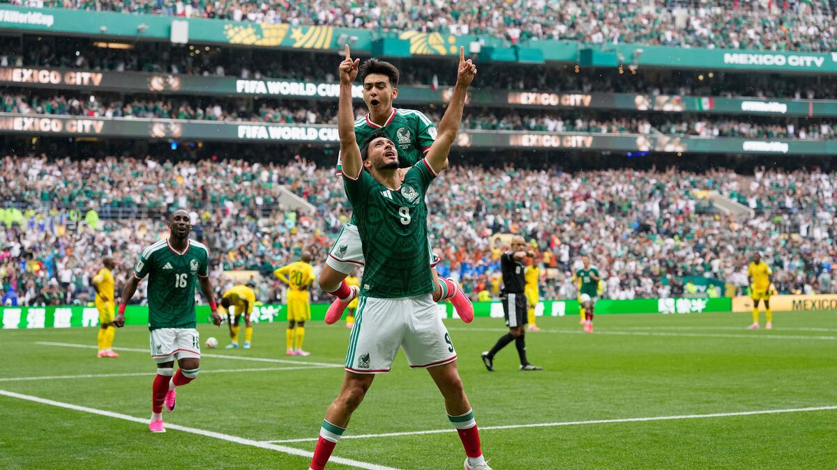 Sent off despite win - three red cards in World Cup opening match
