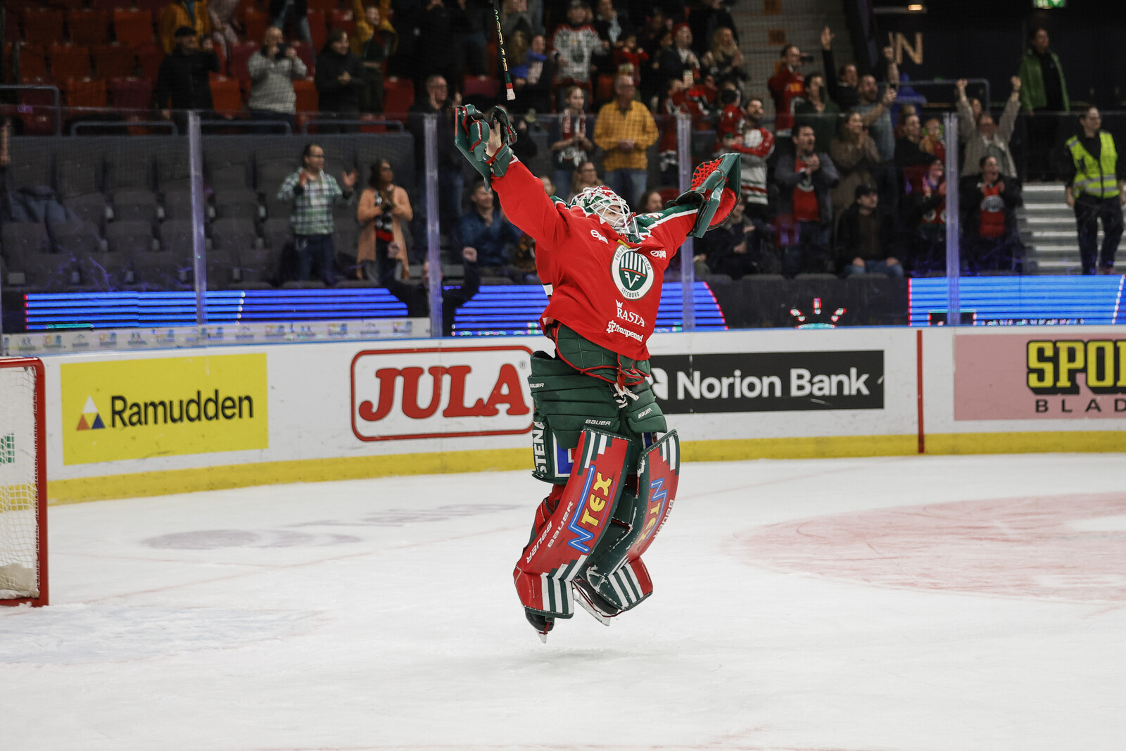 Stephanie Neatby Joins HV71 After