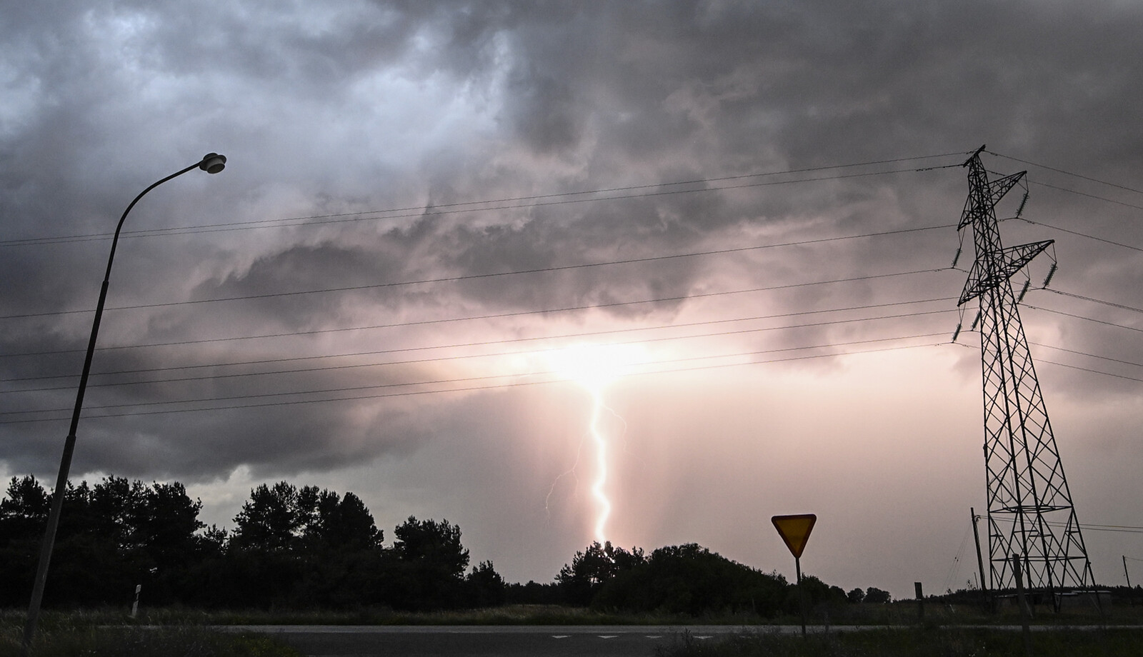 Heavy Thunderstorms and Wind Warnings