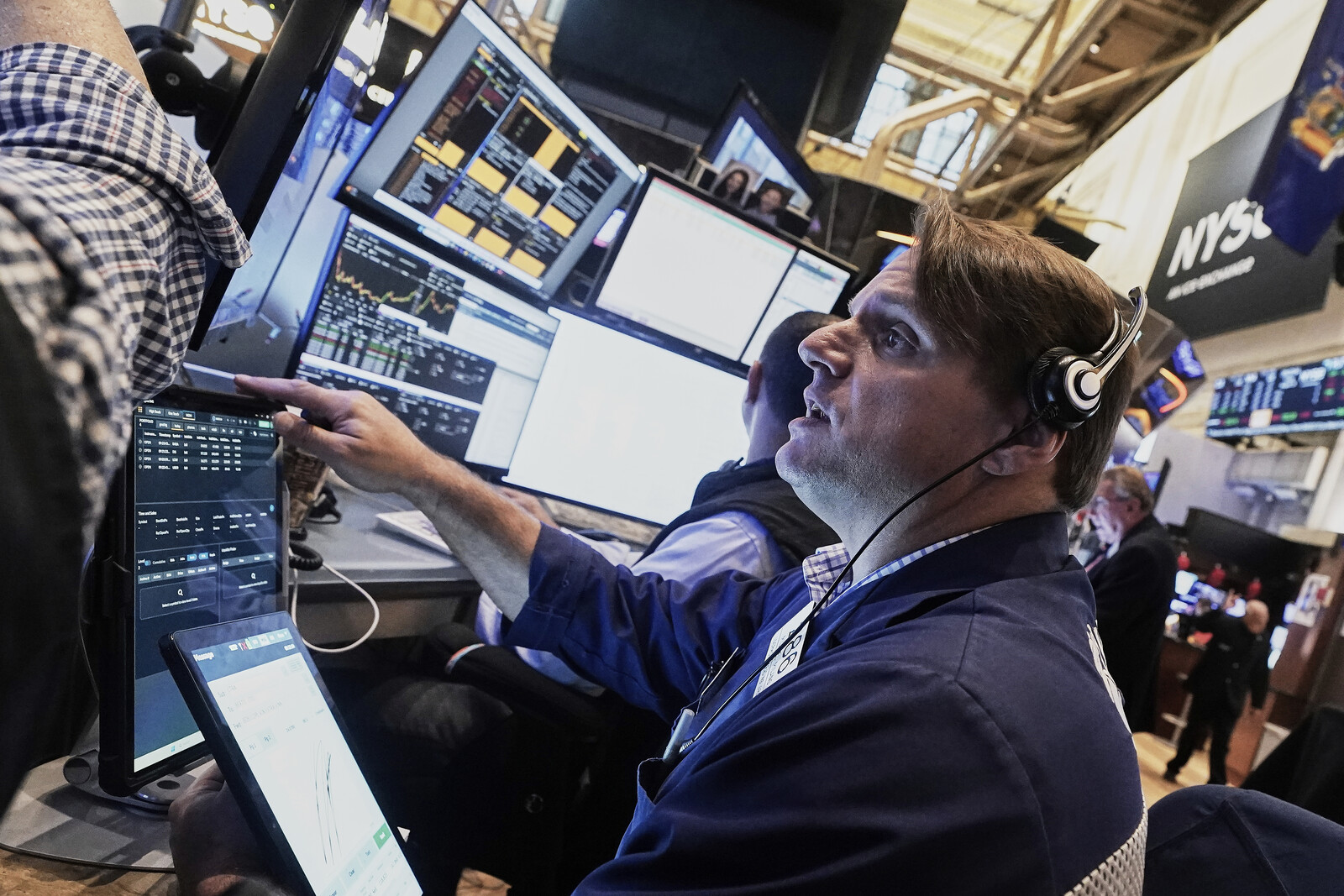 Wall Street Steady as Investors Await Trump-Putin Summit