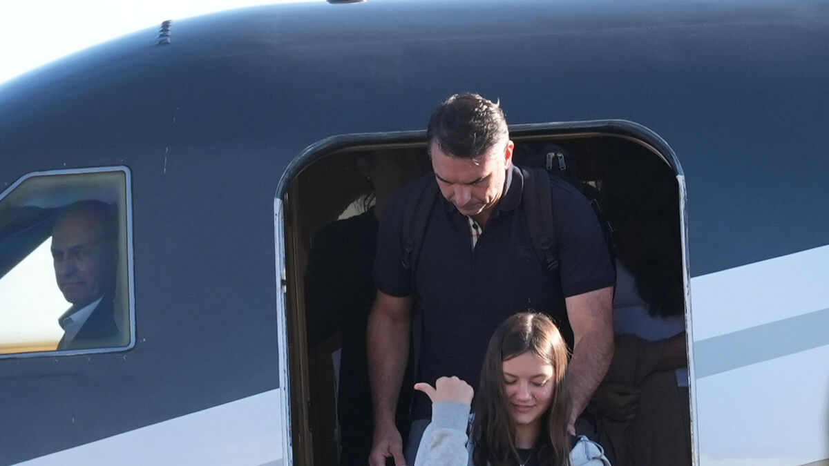 Flávio Bolsonaro Flees Brazil for