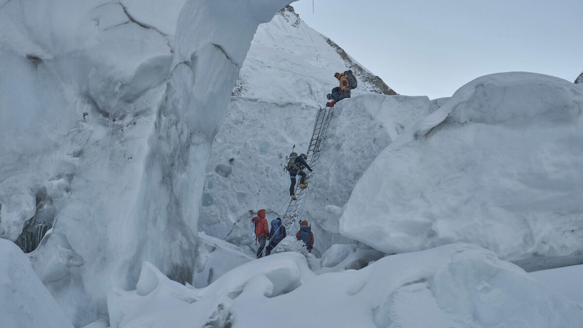 30-meter-high block of ice stops climbers on Mount Everest