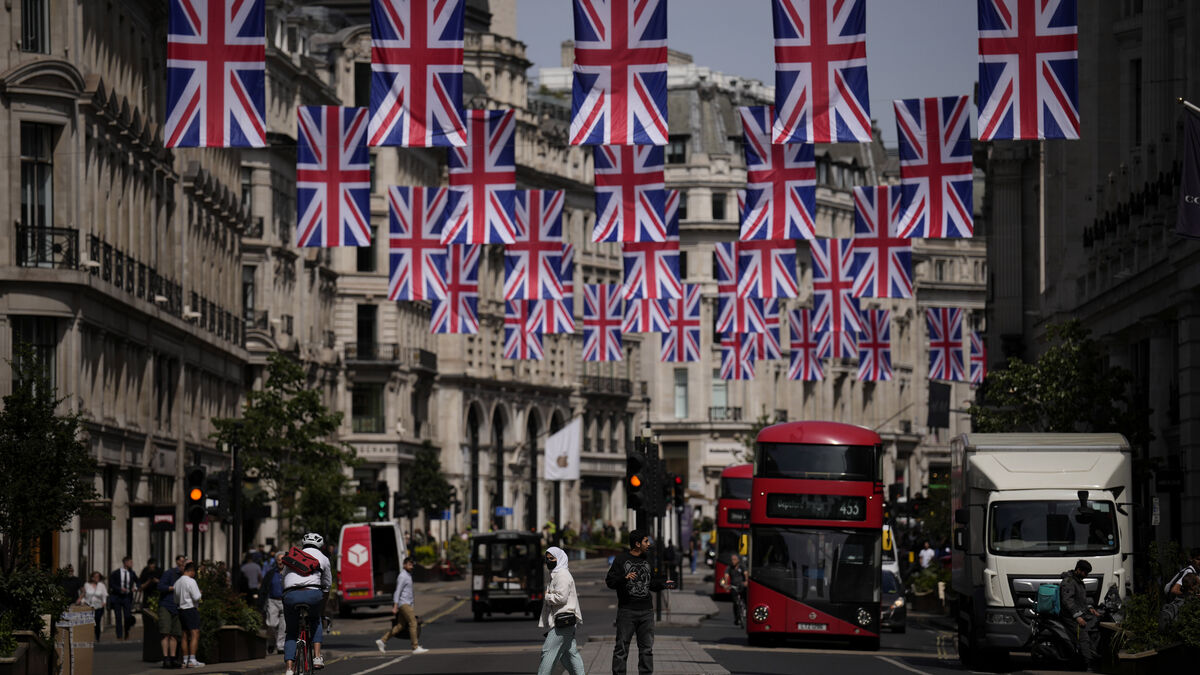 Britain's economy shrinks 0.1 percent in April after 0.3 percent growth in March