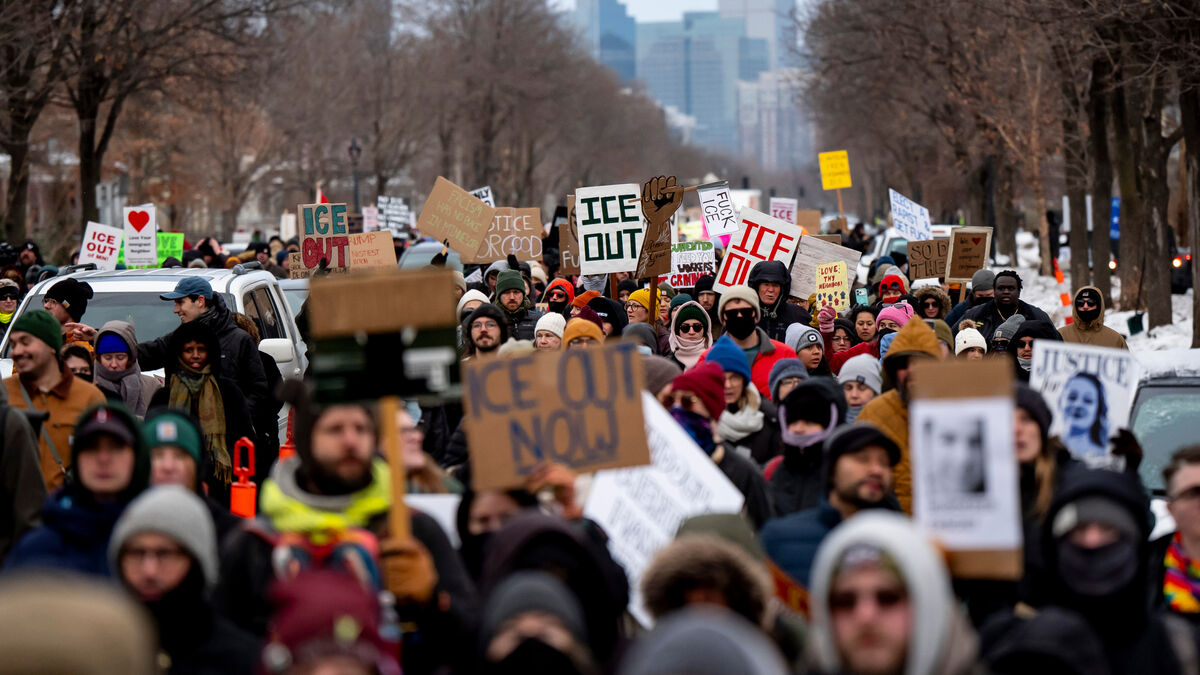 Thousands protest against immigration police