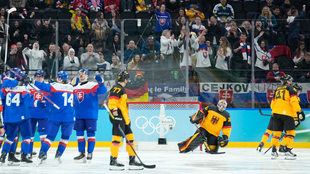 Slovakia into semifinals after crushing