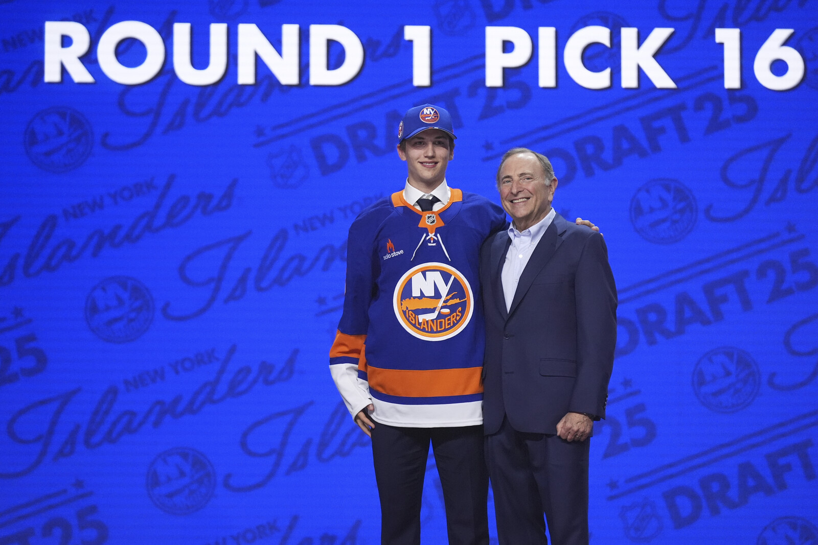 Swedish Hockey Prospect Victor Eklund Signs NHL Contract with Islanders